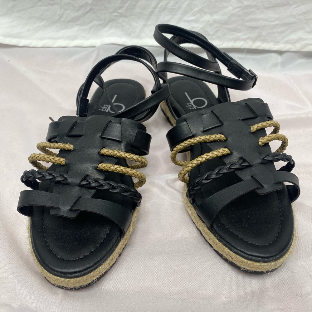 NWOT Bakers BKE Size 7, sandals straps black and cream ,color 7 (NWOT)